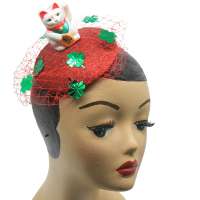 Roter Fascinator mit Winkekatze und Kleeblättern